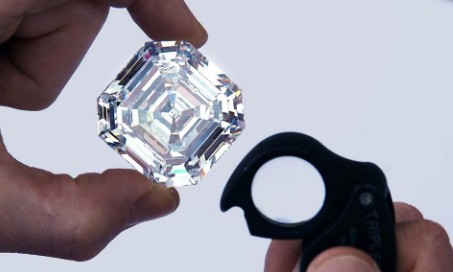 印度以农民干活时发现一颗价值60万的钻石转手13万就给卖了