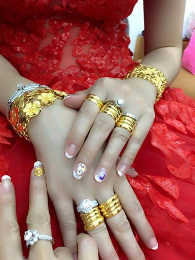 越南女孩出嫁黄金首饰戴满身 光双手足足戴了16个金戒指