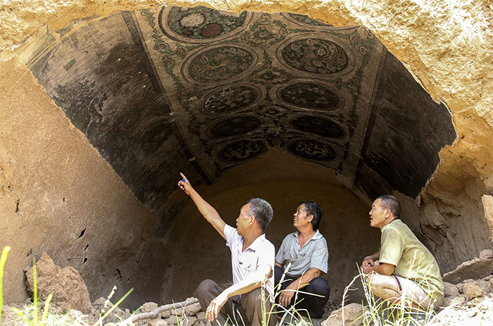 山西一处废弃窑洞内发现较完整的佛教壁画
