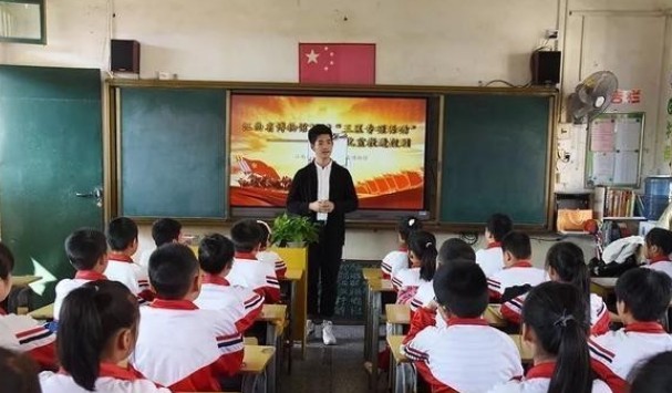 “红色文化进校园”活动在上犹县第一小学举办