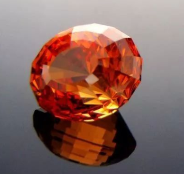 芬达石：独特火热橙色的闪亮宝石