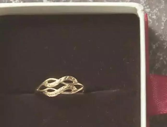 女子三年前购买的黄金戒指变了颜色 究竟怎么回事