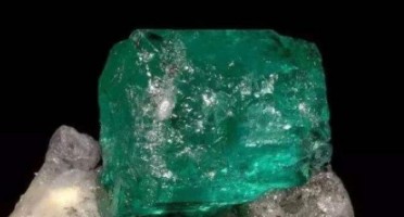 中国最古老的宝石因鉴定技术不成熟被误判成水晶