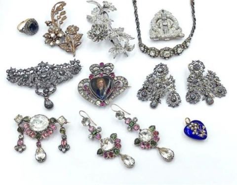 英国一位已故收藏家的冰箱中竟发现大量珠宝