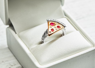多米诺澳大利亚公司推出镶有钻石的披萨形状的订婚戒指