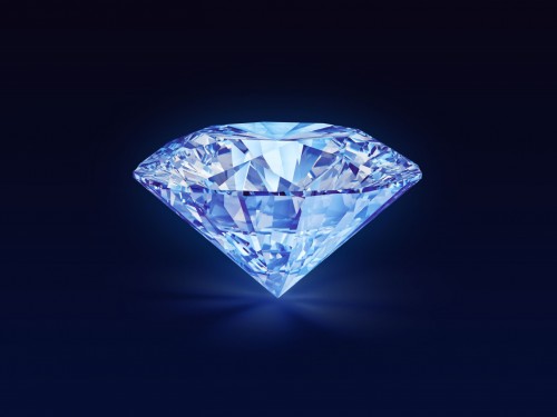 研究表明25-35%天然钻石受到紫外线折射会闪亮