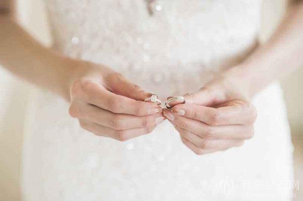 花纹、宝石、风格.....结婚对戒款式怎么选呢？