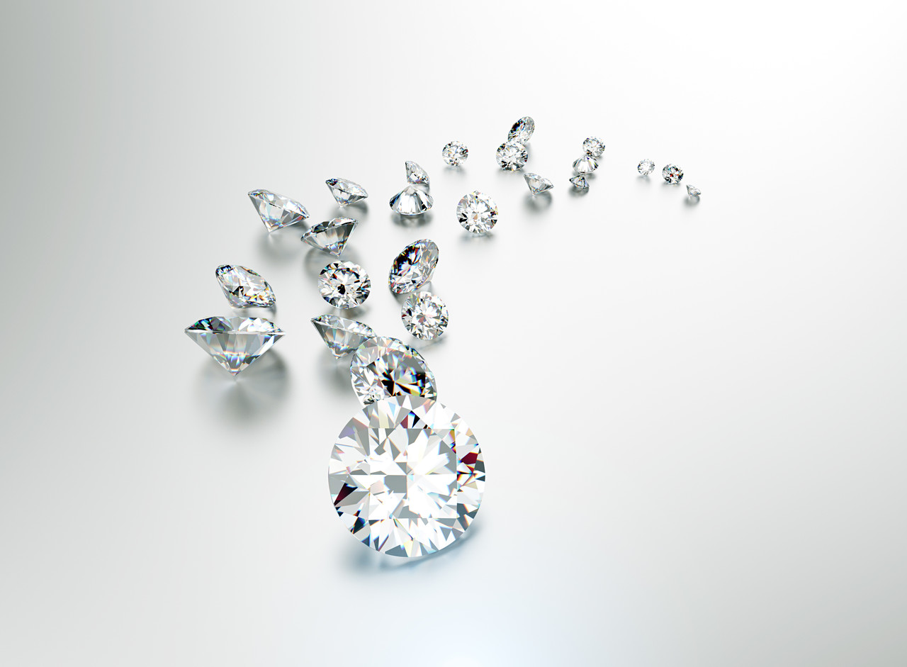 在钻石戒托的选择方面 到底要不要买带碎钻的呢？