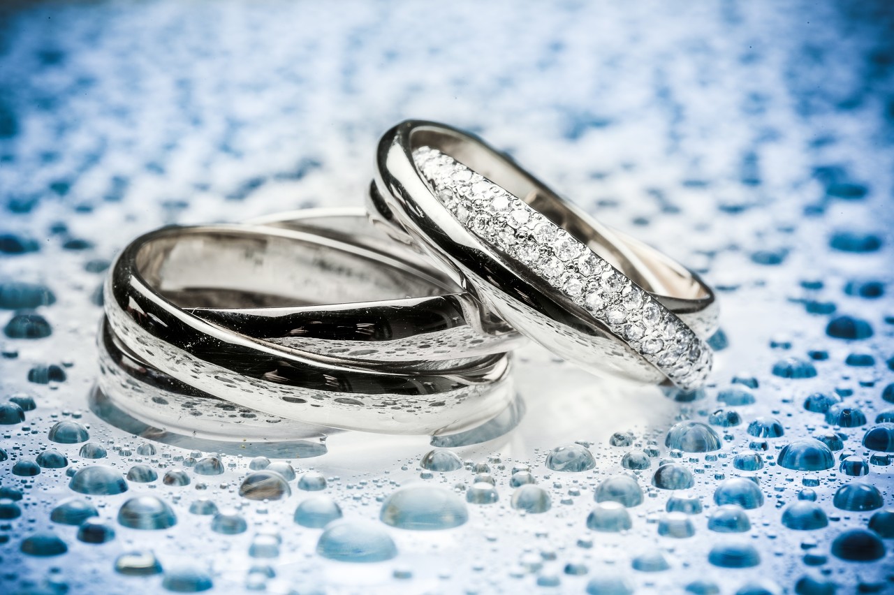 卡地亚三色戒指来自Trinity系列 三环缱绻交织将珍贵情感环环相扣