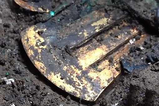 三星堆发现一金器形似锅铲